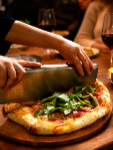 Cortando pizza artesanal Olivia