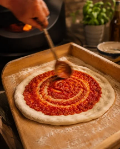 Esparciendo salsa de tomate en la masa